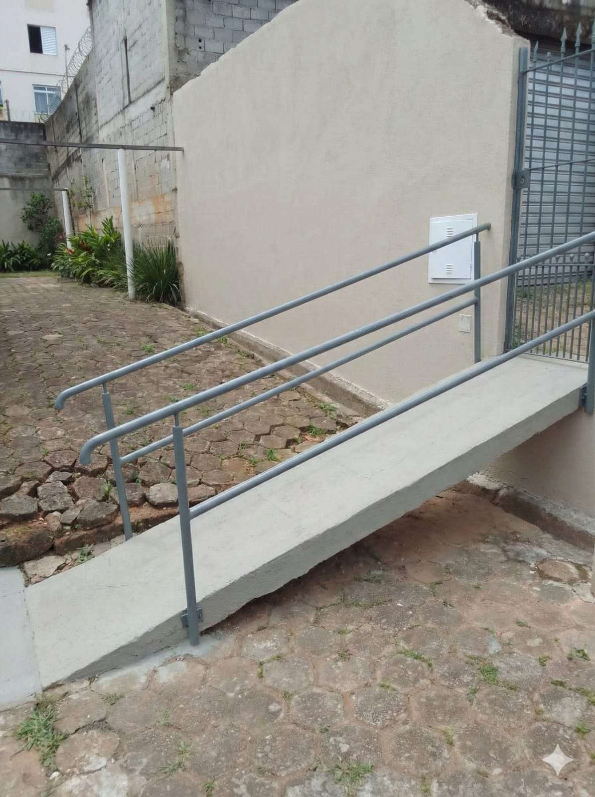 Detalhe de serviço de serralheria em ferro